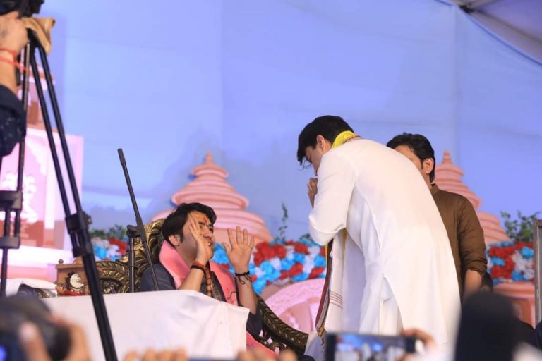 धीरेंद्र शास्त्री से आशीर्वाद लेने पहुंचे सिंधिया, कथावाचक मंत्र फूंकते आए नजर