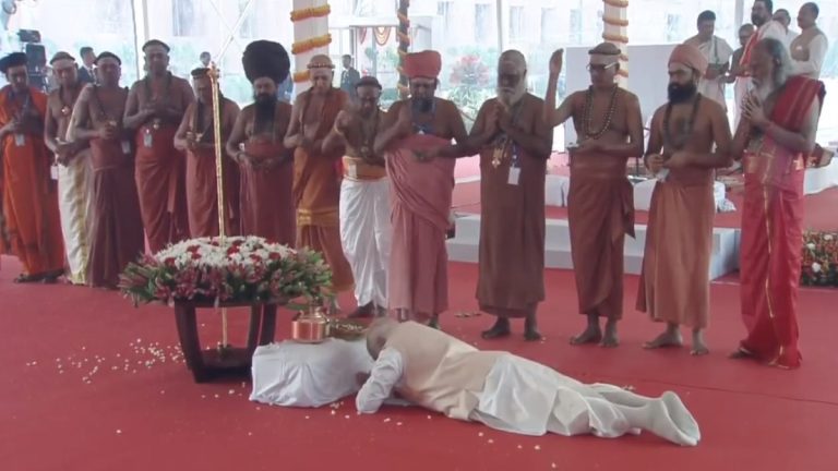 PM मोदी ने किया दंडवत प्रणाम, संसद में स्थापित किया सेंगोल