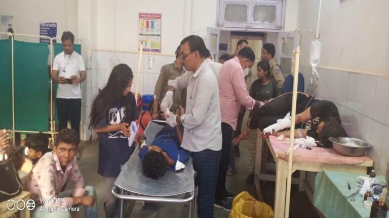 बच्चों से भरी बस पलटी, 40 बच्चे घायल, 2 की मौत