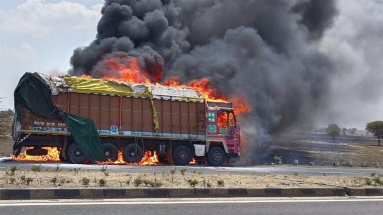 सड़क पर चलते हुए प्लास्टिक से भरे ट्रक में अचानक लगी आग, मची अफरा-तफरी