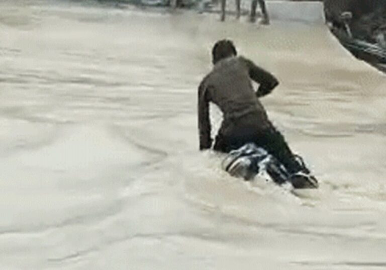 मूसलाधार बारिश से नदी नाले उफान पर, बाइक बही, सड़के बनी तालाब 