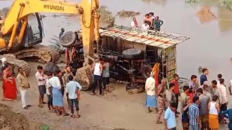 नदी में पलटा मिनी ट्रक, 5 लोगों की मौत, सीएम ने मृतकों के परिजनों को 4-4 लाख की सहायता की घोषणा