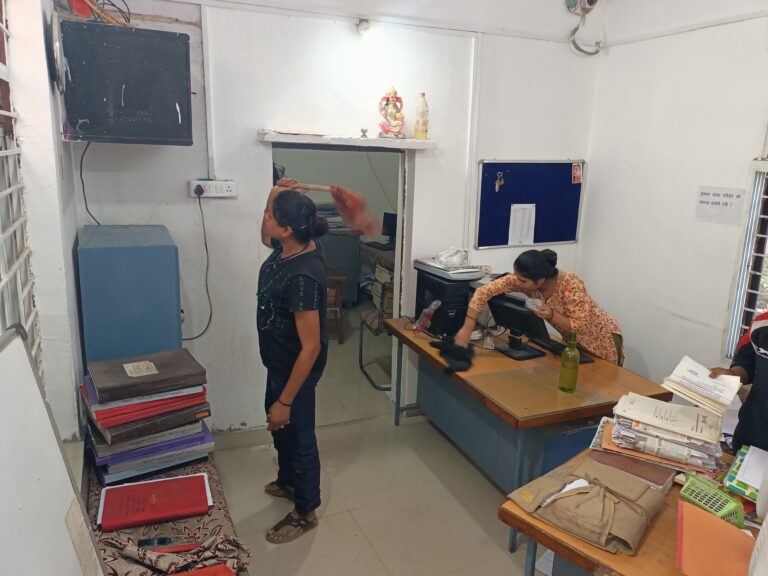 पुलिसकर्मियों ने थामी झाड़ृू, 40 पुलिसकर्मियों थाने में की साफ-सफाई