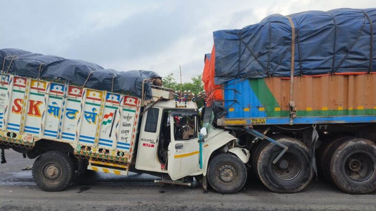 गोवर्धन से परिक्रमा कर लौट रहे श्रद्धालुओं का वाहन ट्रक से टकराया, 1 की मौत, 14 घायल
