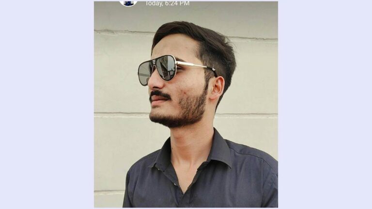 सेल्फी लेने के चक्कर में छात्र 800 फीट गहरी खाई में गिरा, हुई मौत 