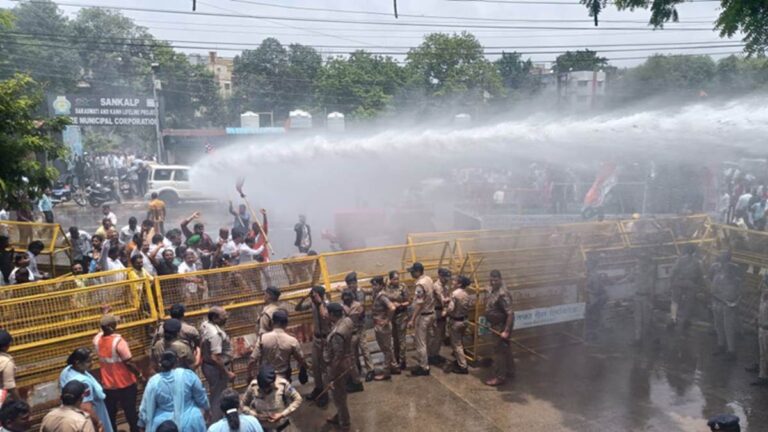 कांग्रेस का नगर निगम के सामने जोरदार विरोध प्रदर्शन 