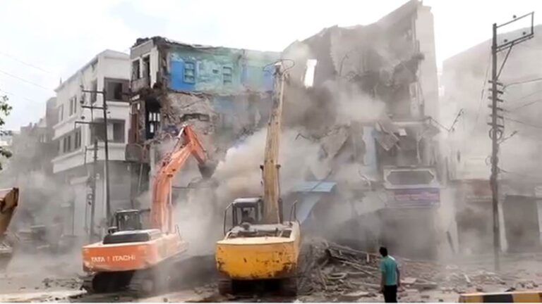 निगम की जर्जर भवनों पर कार्रवाई, महापौर ने दिए आदेश