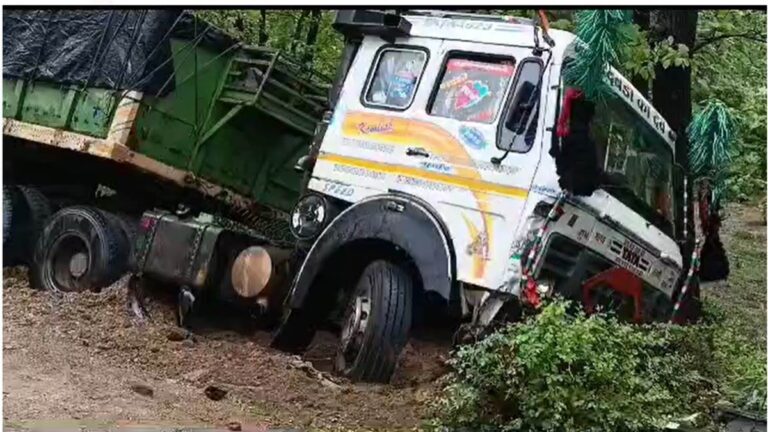 ट्रक ने तीन बाइक सवारों को रौंदा, 2 की मौत, 1 घायल
