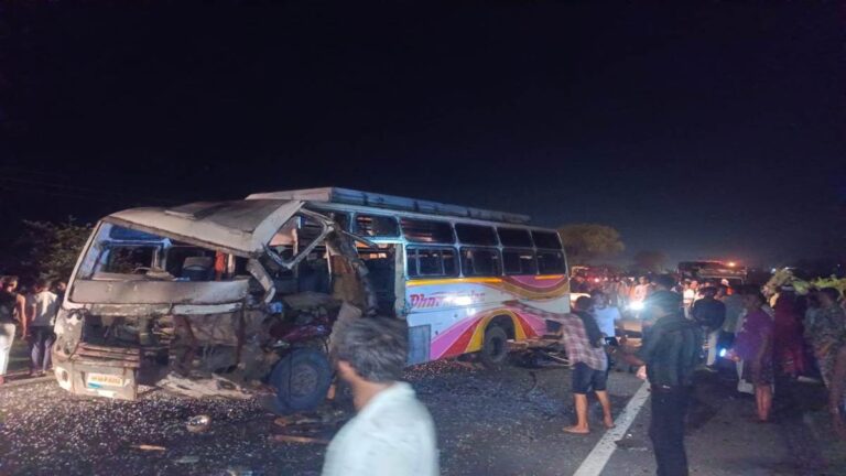 खड़ी ट्रैक्टर ट्रॉली में पीछे से बस ने मारी टक्कर, 2 की मौत, 30 घायल