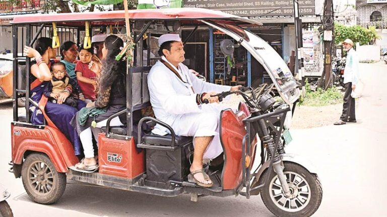 ये ई रिक्शा वाले विधायक ऑटो से करते हैं क्षेत्र का दौरा