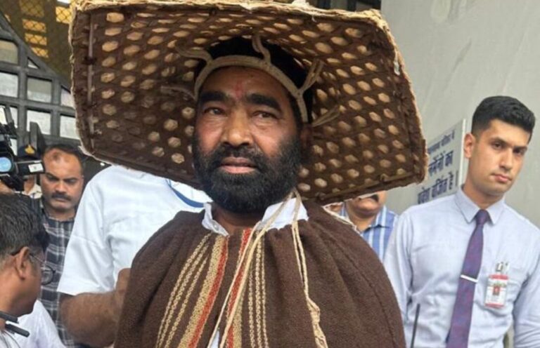 इस अंदाज़ में विधानसभा पहुंचे कांग्रेस के विधायक, बताई ये बड़ी वजह