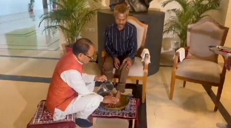 सीधी पेशाब कांड: पीड़ित के CM ने धोए पैर, फिर बोले- अब तुम मेरे दोस्त हो