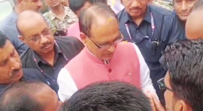 अतिथि शिक्षकों ने रोक CM शिवराज का काफिला, कर डाली ये बड़ी मांग