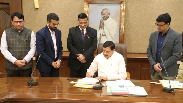 CM ने किए हस्ताक्षर, मजदूरों के खाते में पहुंचेगा पैसा