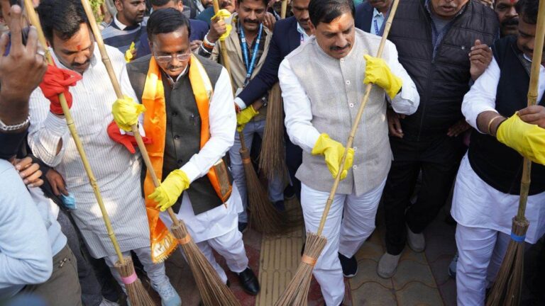 CM मोहन यादव ने लगाई झाड़ू, बोले इस जिले को बनाएंगे स्वच्छता में नंबर 1