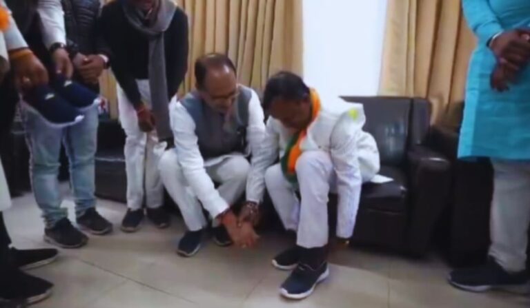 BJP की जीत के लिए कार्यकर्ता ने त्यागे थे जूते-चप्पल, खुद शिवराज पहनाने पहुंची जूते