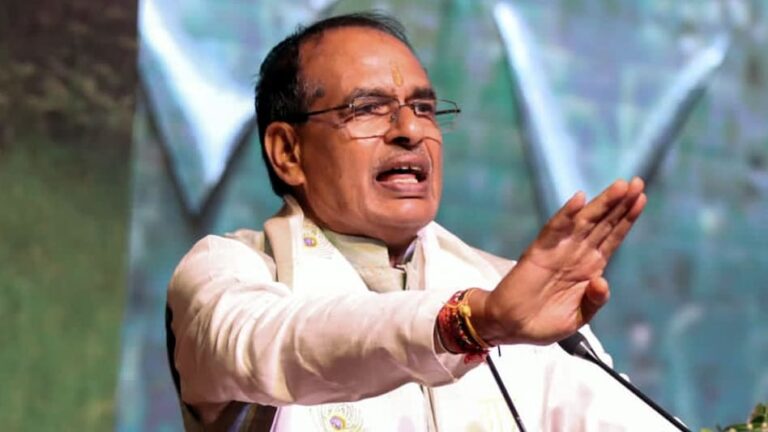 शिवराज ने लगाया जनता दरबार, लोगों की इतनी शिकायतें सुनकर रह गए हैरान