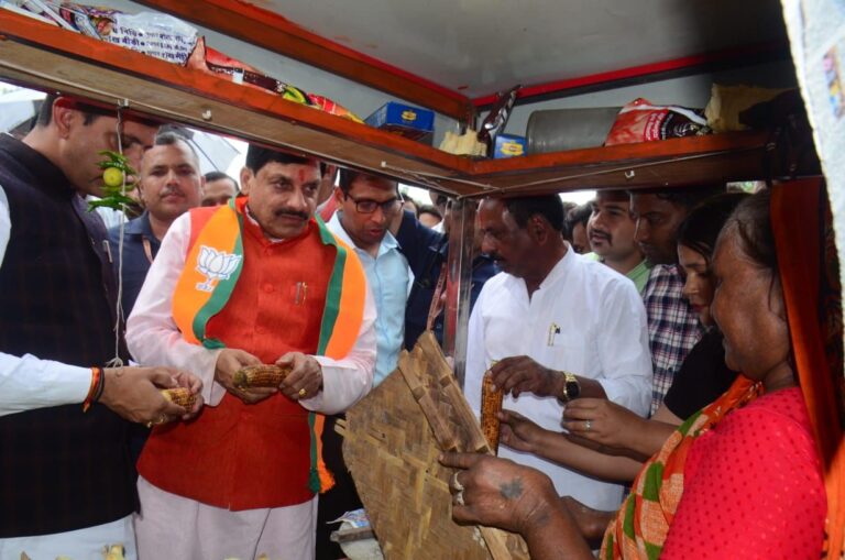 CM को भुट्टा खिलाना बुजुर्ग महिला को पड़ा महंगा, सरकारी सिस्टम की असफलता उजागर