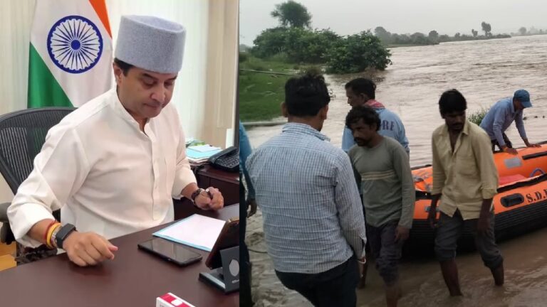 बाढ़ में फंसे लोगों के लिए रात भर जागते रहे सिंधिया, भड़ौता गांव में फंसे थे 11 लोग