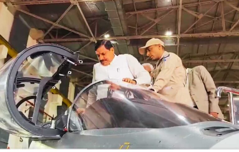 सीएम मोहन यादव ने लड़ाकू विमान तेजस की सवारी की, HAL को दिया न्यौता