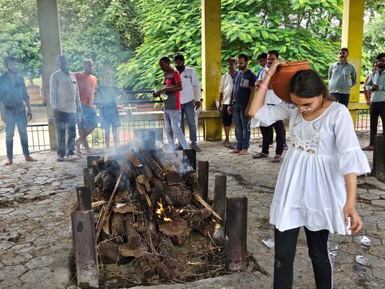 रक्षाबंधन के एक दिन पहले भाई का निधन: बहनों ने मुखाग्नि देकर किया विदा