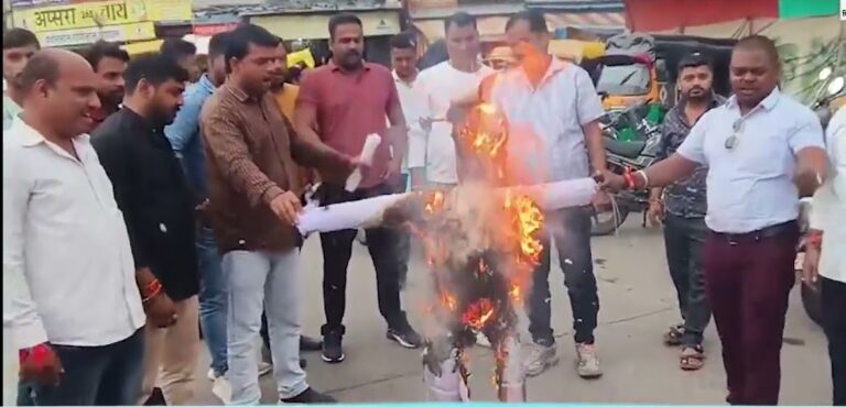 बीजेपी कार्यकर्ताओं ने अपनी ही पार्टी के नेता का जलाया पुतला, शिकायत भी की