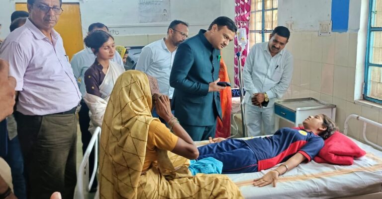 झंडावंदन का हो रहा था कार्यक्रम, अचानक 40 छात्राओं की तबीयत बिगड़ी