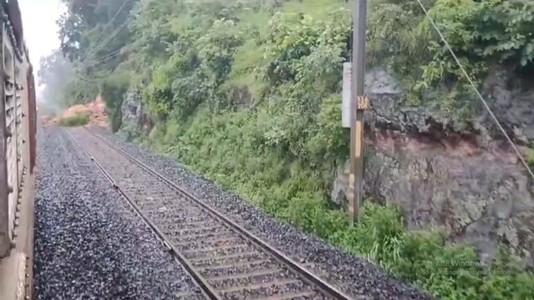 मध्य प्रदेश में बड़ा रेल हादसा टला, ट्रैक पर गिरी पहाड़ी… बच्चे बाल-बाल बचे!