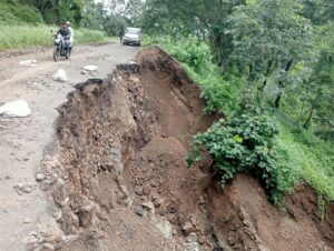 नौरोजाबाद-डिंडोरी मार्ग क्षतिग्रस्त, आवागमन बंद