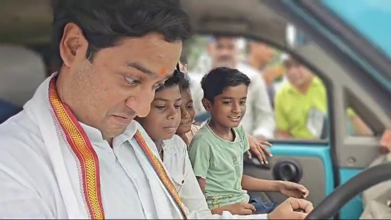दिग्विजय के बेटे बने ड्राइवर, बिना सीट बेल्ट के दौड़ाई स्कूल वैन