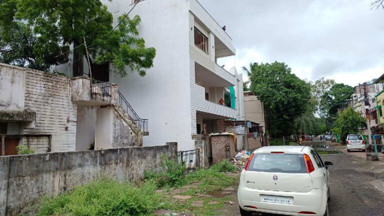 करोड़ों के बंगलों में सब्सिडी के लिए लगाए एक से अधिक मीटर