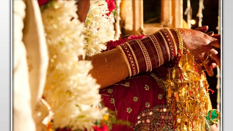 सास नई बहू को मालिश के लिए ससुर के पास भेजती थी, ससुर ने कर दिया गलत काम