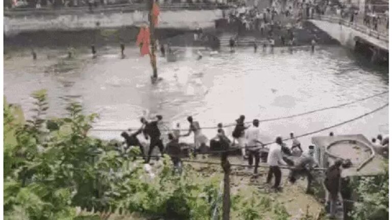 एक-दूसरे पर पत्थर बरसाए, किसी की आंख फूटी, किसी की पसली टूटी, पुलिस देखती रही