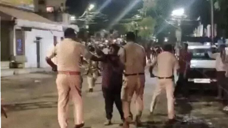 जुलूस पर पथराव, रतलाम में 500 से ज्यादा लोगों ने थाने का घेराव किया