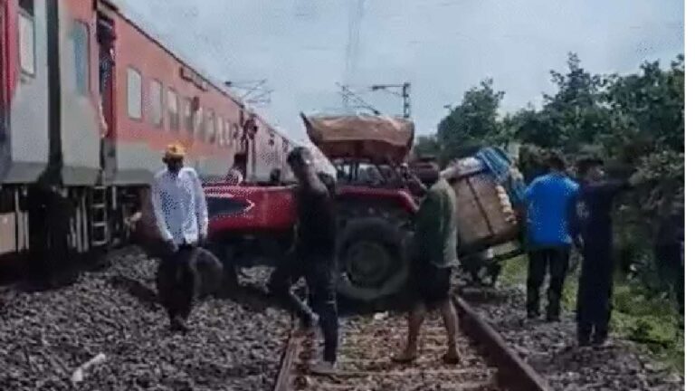 रेलवे ट्रैक पर फंसा ट्रैक्टर, पटाखे फोड़कर ट्रेन को रुकवाया