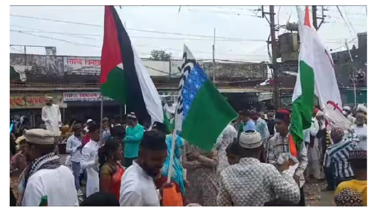 ईद-ए-मिलाद जुलूस में फिलिस्तीनी झंडे लहराए, मंदसौर में मंदिर पर पथराव