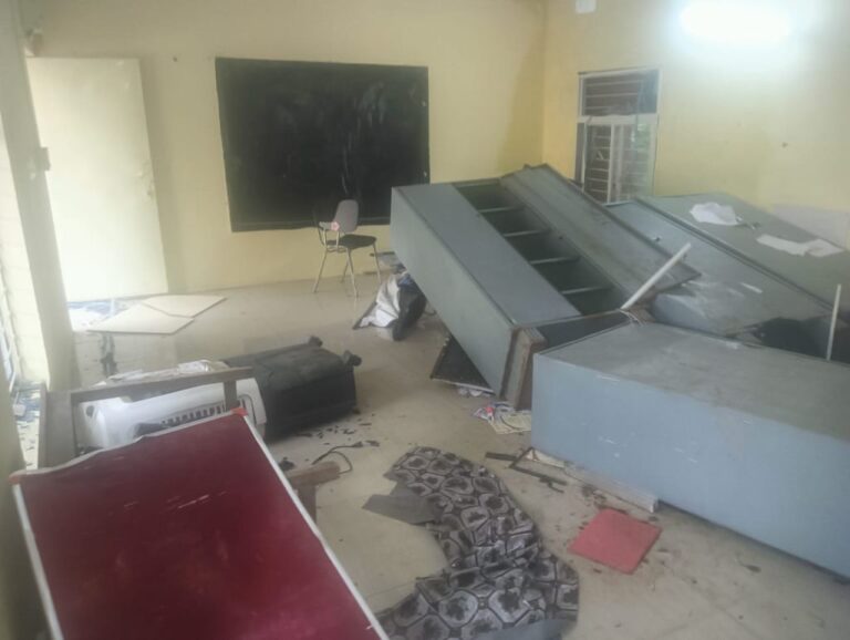 भोपाल में पढ़ाई छोड़ सफाई कराई, छात्राओं ने स्कूल में कर दी तोड़फोड़