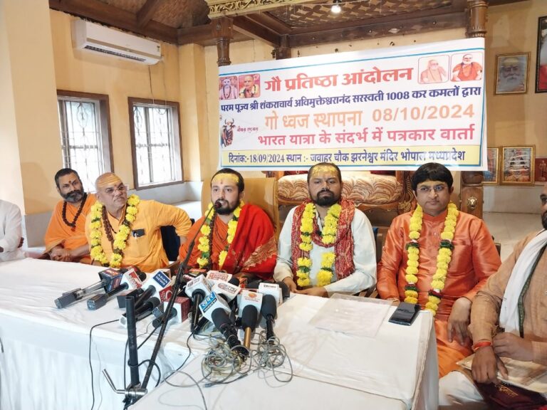 गाय को राष्ट्रमाता का दर्जा देने की मांग, कहा- 80 हजार गाये स्लॉटर हाउस में कट रहीं