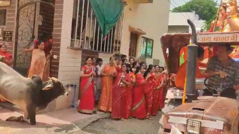 गणेश विसर्जन के दौरान नंदी महाराज का दंडवत प्रणाम, श्रद्धालुओं की उमड़ी भीड़