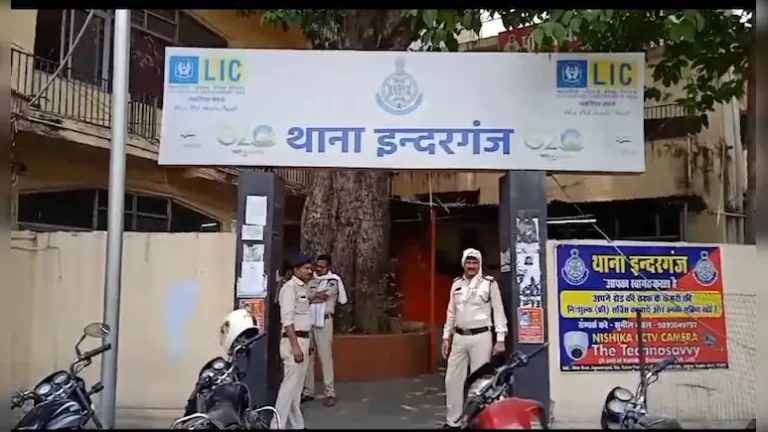 वसूली के बंटवारे को लेकर भिड़े SI और आरक्षक, थाने के सामने ही हुई हाथापाई