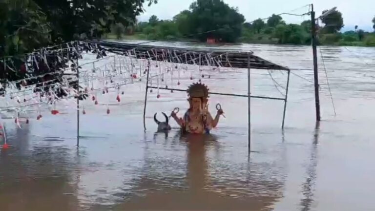 भारी बारिश के बीच दमोह में हुआ चमत्कार, खुद विसर्जित हुई गणेश प्रतिमा