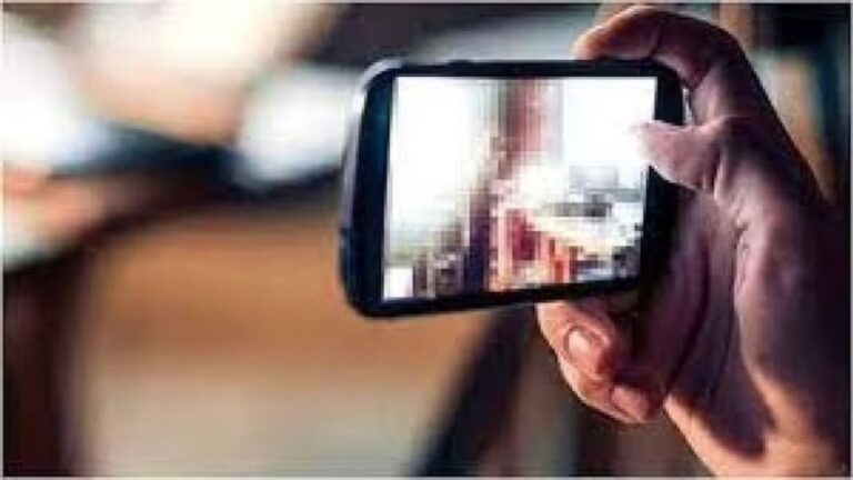 सर मोबाइल में दिखाते हैं ब्लू फिल्म, छात्राओं ने टीचर से की शिकायत