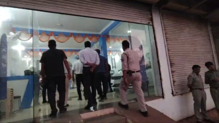 बीजेपी में तनातनी: बीजेपी नेता ने शोरुम पर ताला जड़वाया, बीजेपी विधायक ने खुलवा दिया