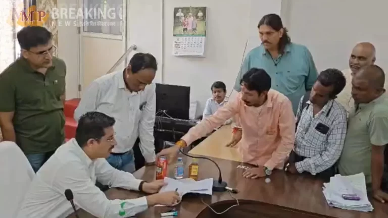 शिवसेना के नेता शराबियों की समस्या लेकर पहुंचे कलेक्ट्रेट, कहा- शराब के अधिक दाम…