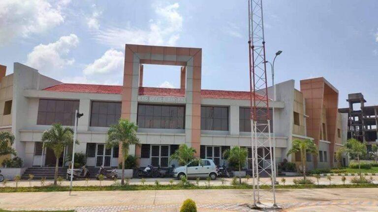 आरटीओ कार्यालय में नेटवर्क ही नहीं मिलता, ओटीपी के लिए परेशान होते हैं लोग