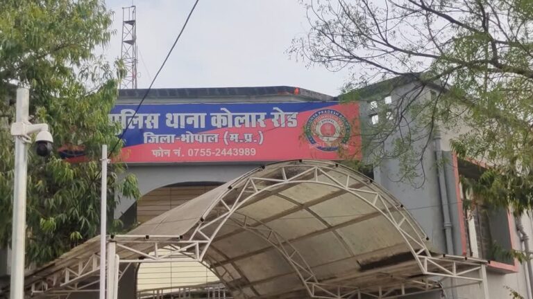 पति हॉल में देख रहा था TV, पत्नी ने बेडरूम रूम में कर दिया ये कांड