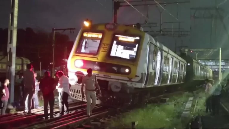 ठाणे के कल्याण स्टेशन पर ट्रेन पटरी से उतरी, यात्रियों में मचा हड़कंप