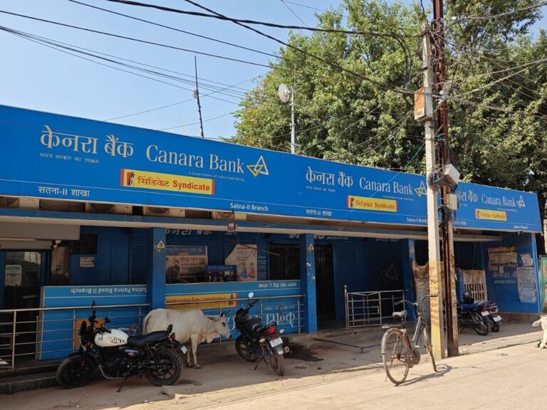 पैसों के लालच में हवालात पहुंचे: क्राइम ब्रांच द्वारा होल्ड किए गए खाते से निकालने आए थे रकम