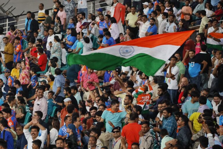 ग्वालियर में भारत की शानदार जीत के बाद, तिरंगा लेकर झूमे भारतीय फैंस