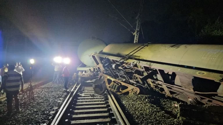 मालगाड़ी के तीन डिब्बे पटरी से उतरे, दिल्ली-मुंबई रेल ट्रैक प्रभावित